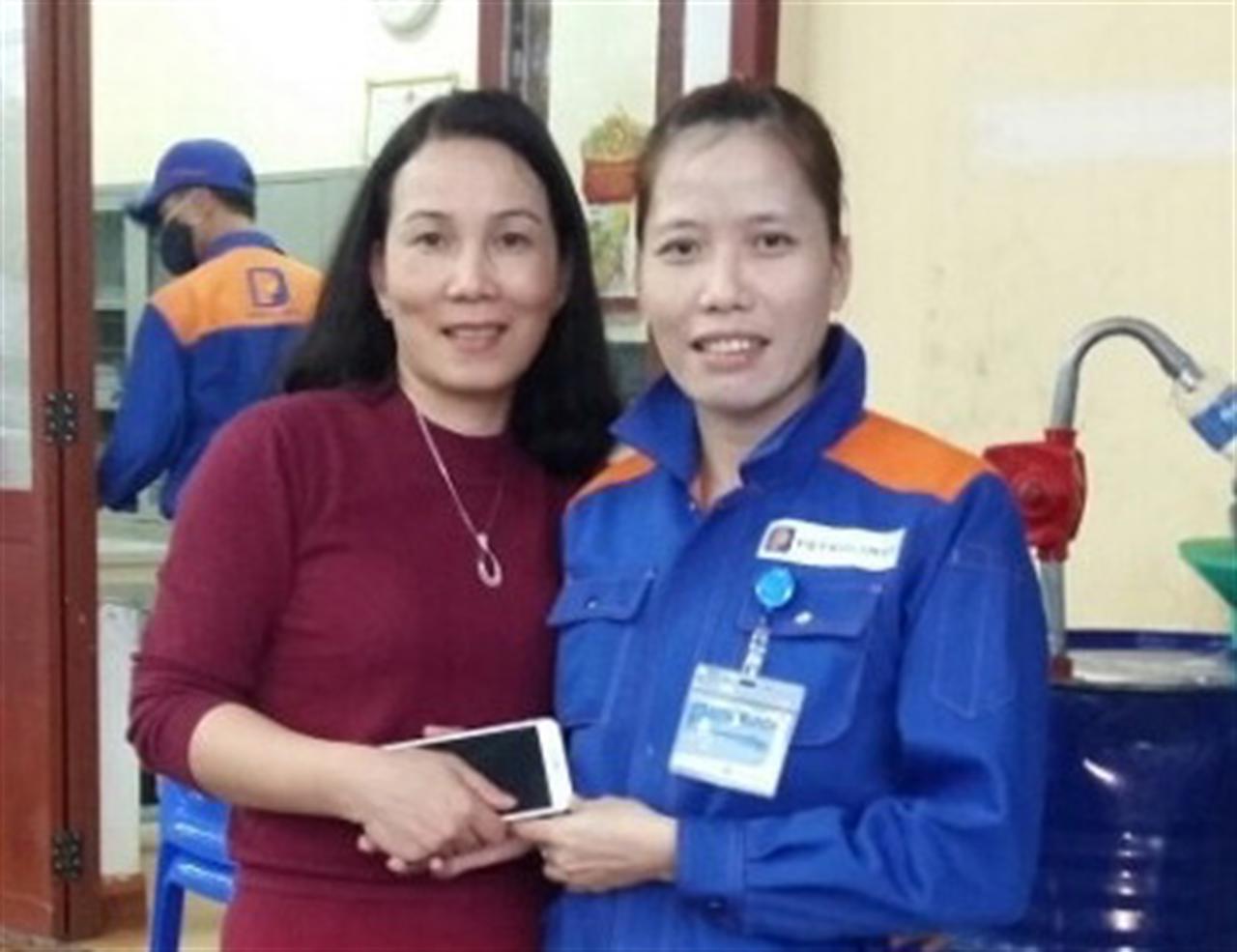 Chị Bùi Thị Thùy Giang nhặt được của rơi trả lại người đánh mất