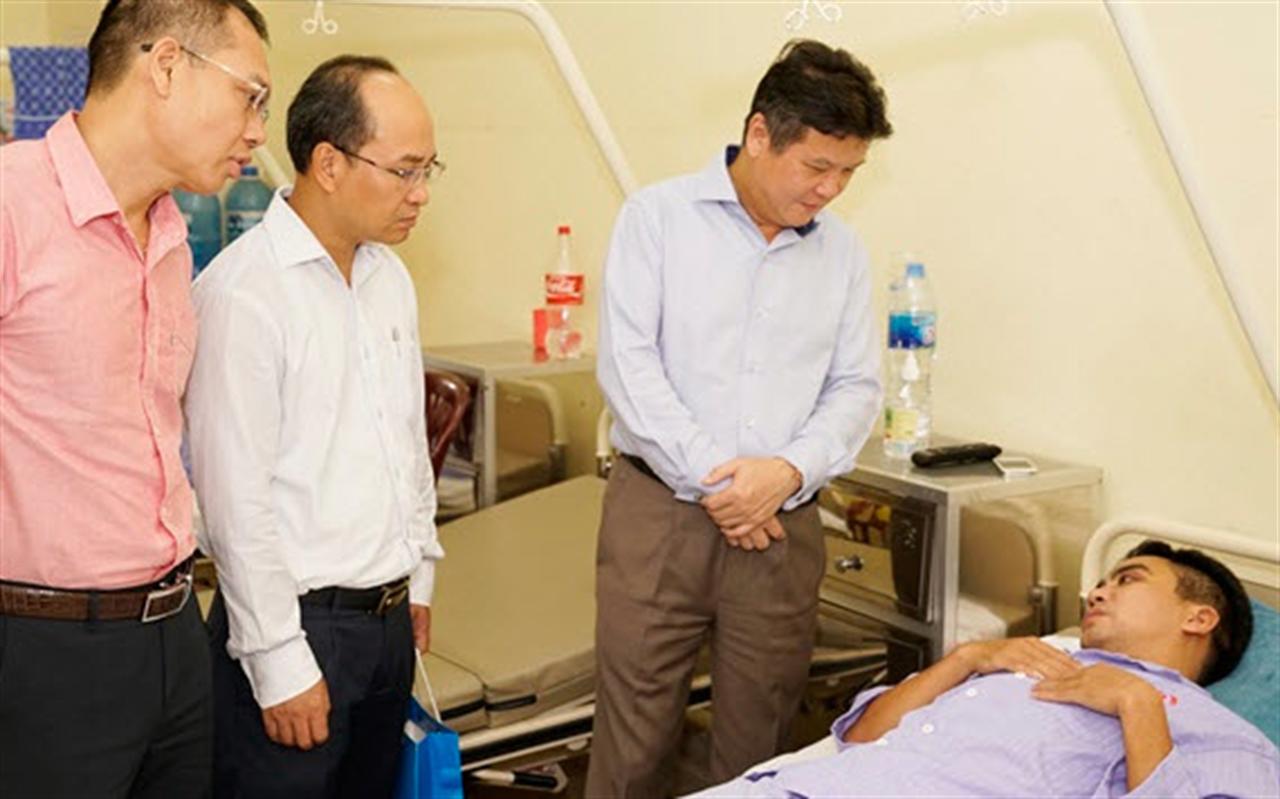 Lãnh đạo Petrolimex thăm hỏi, động viên 2 nhân viên Petrolimex Quảng Ninh
