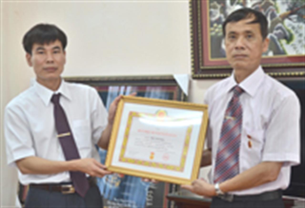 Vinh dự, tự hào đón nhận Huy hiệu 30 năm tuổi Đảng