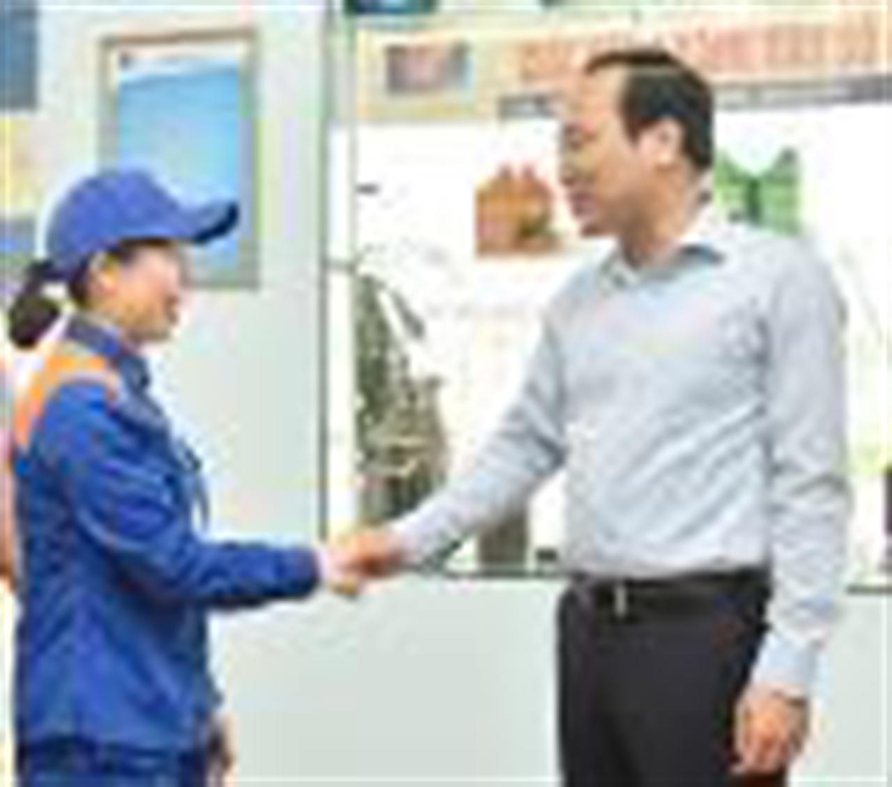 Chủ tịch Công đoàn Công thương Việt Nam thăm hỏi, tặng quà NLĐ Cửa hàng Xăng dầu 58 Hà Khẩu