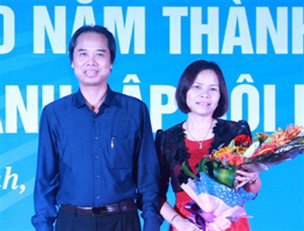 Văn nghệ chào mừng 60 năm thành lập Công ty và kỷ niệm 86 năm thành lập Hội LHPN Việt Nam