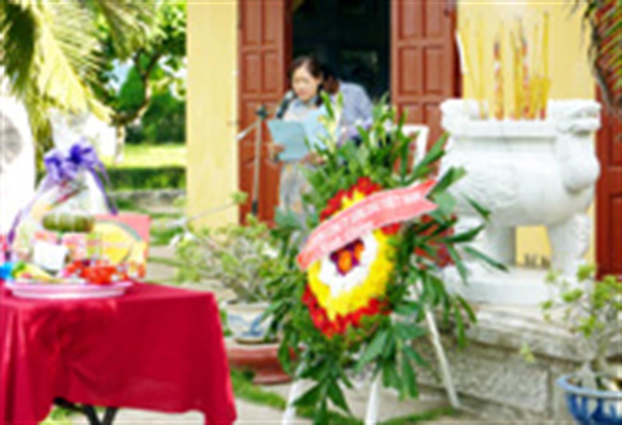 Công đoàn Tổng Công ty Xăng dầu Việt Nam phụng cúng Nhà tưởng niệm Chị Võ Thị Sáu tại di tích lịch sử Côn Đảo 01 lư hương và 10 ghế đá.