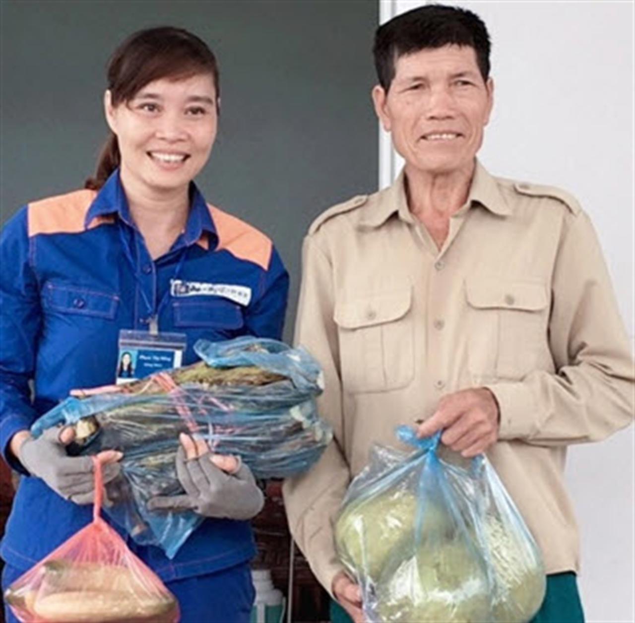 Chị Phạm Thị Hằng trả lại tài sản của bác Vi Văn Sản đánh rơi tại CHXD số 28 Huy Hạ