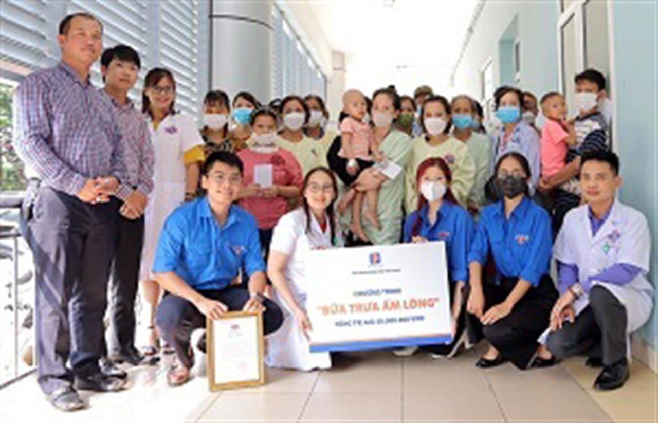 “Bữa trưa ấm lòng” cùng bệnh nhân bệnh viện K Hà Nội