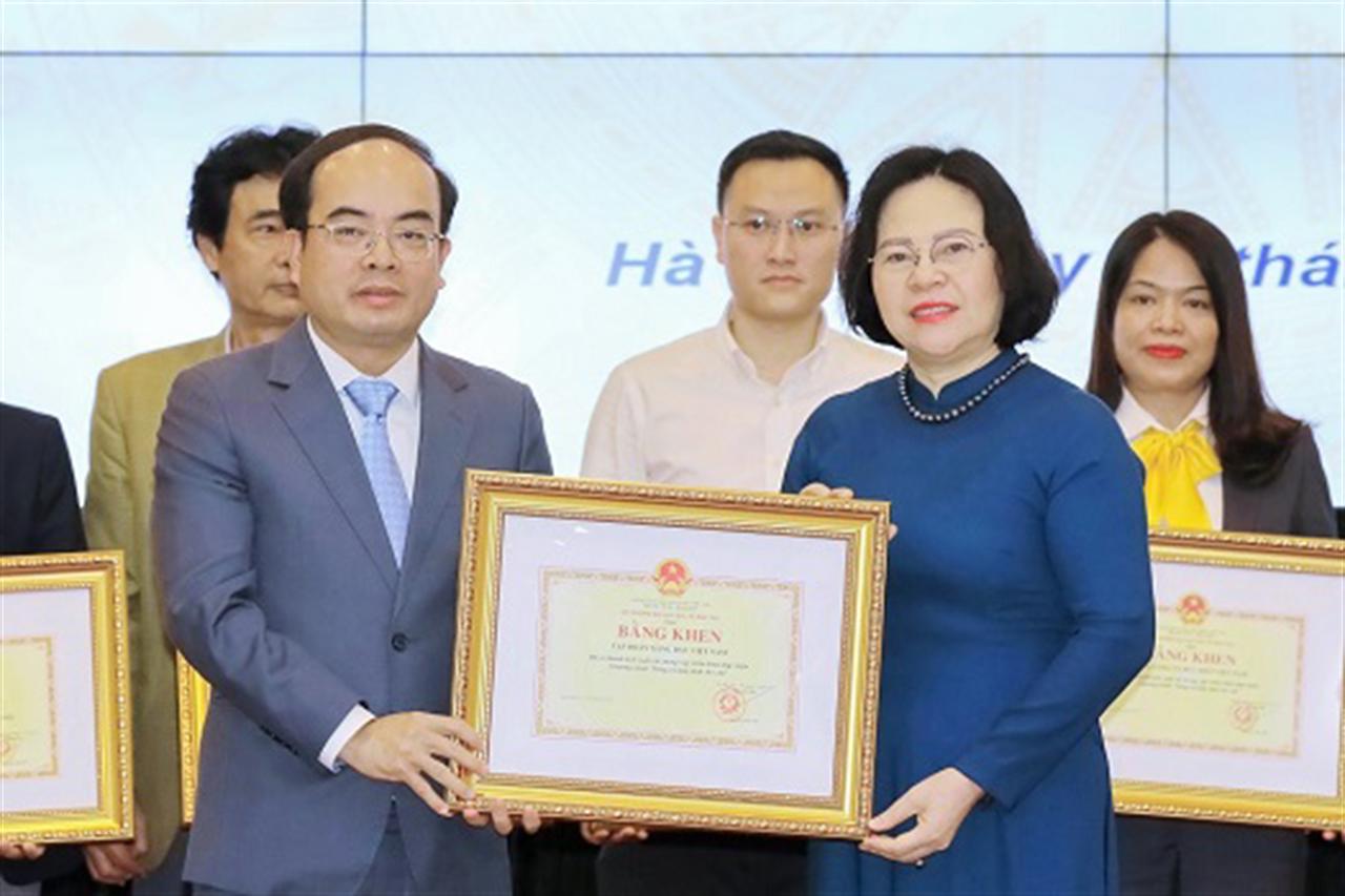 Bộ GD&ĐT vinh danh đóng góp của Petrolimex trong Chương trình “Sóng và máy tính cho em”