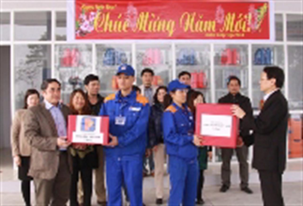 Công đoàn Petrolimex thăm, tặng quà CNVC-LĐ nhân dịp Xuân Giáp Ngọ