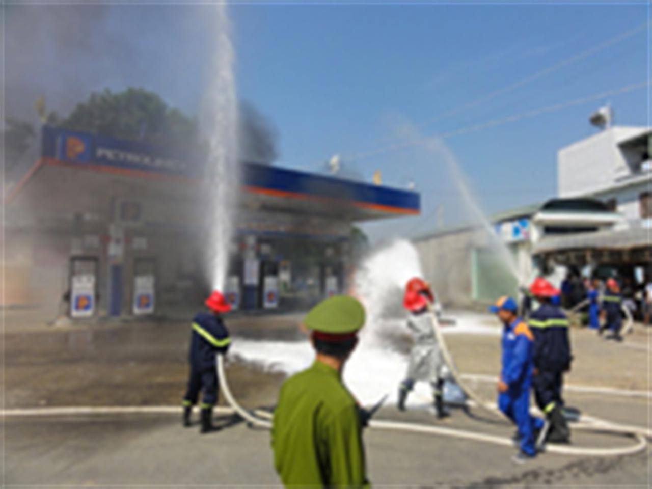 Diễn tập PCCC tại Chi nhánh Xăng dầu Kon Tum