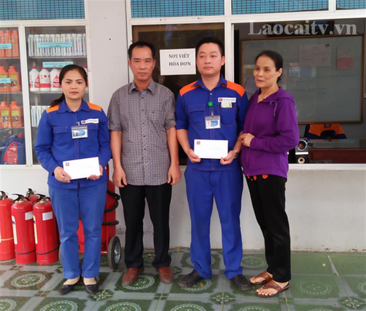 Nhân viên cây xăng Kim Tân trả lại 50 triệu đồng cho người đánh rơi