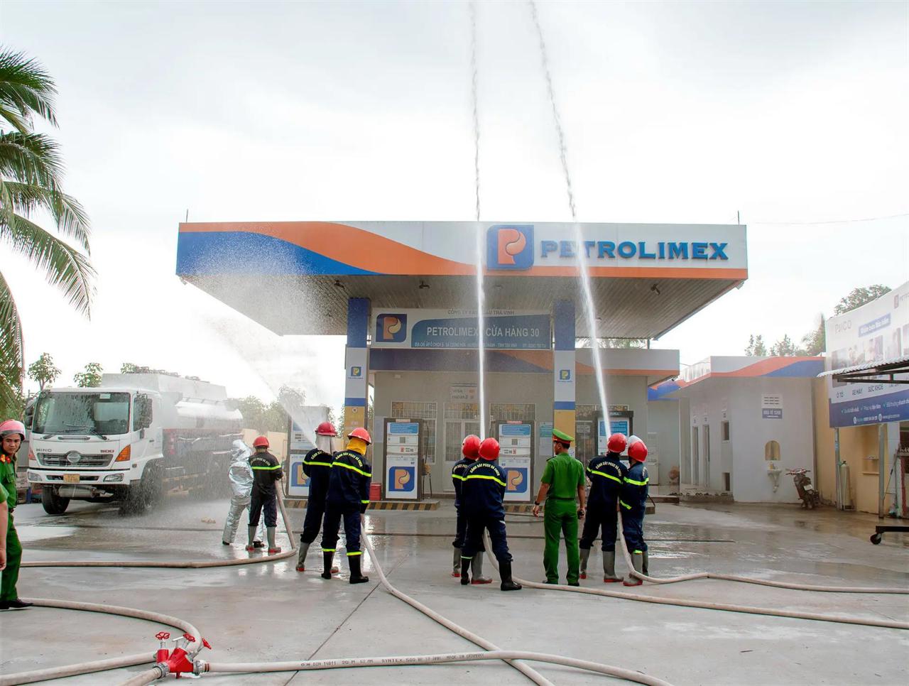 Petrolimex Trà Vinh thực tập phương án chữa cháy và CNCH kết hợp ứng phó sự cố tràn dầu tại Cửa hàng 30