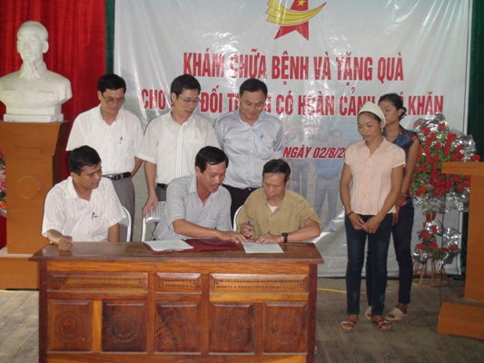 Hội Doanh nhân trẻ tỉnh Nghệ An tổ chức tặng quà cho các gia đình đặc biệt khó khăn.