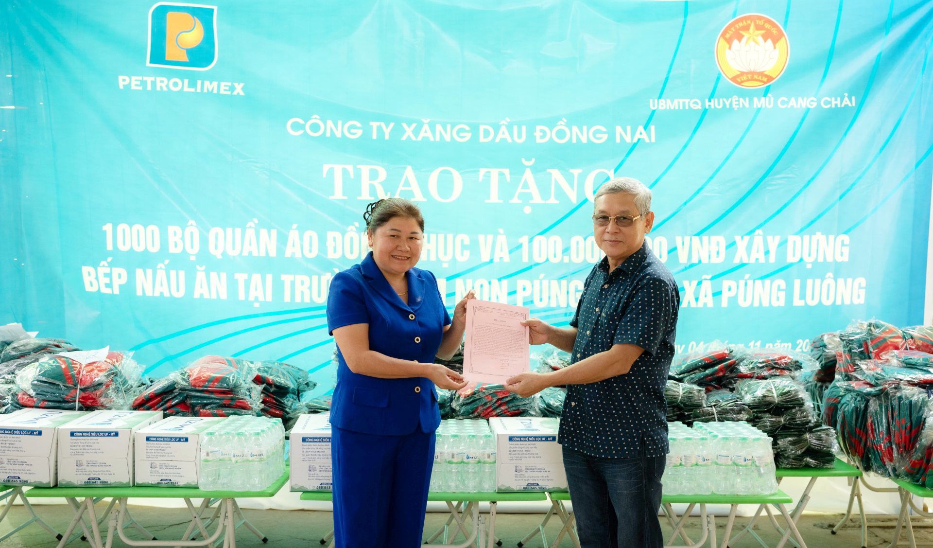 Petrolimex Đồng Nai trao tặng 100.000.000 đồng và 1.000 phần quà cho trường mầm non Púng Luông, xã Púng Luông, huyện Mù Cang Chải, Tỉnh Yên Bái