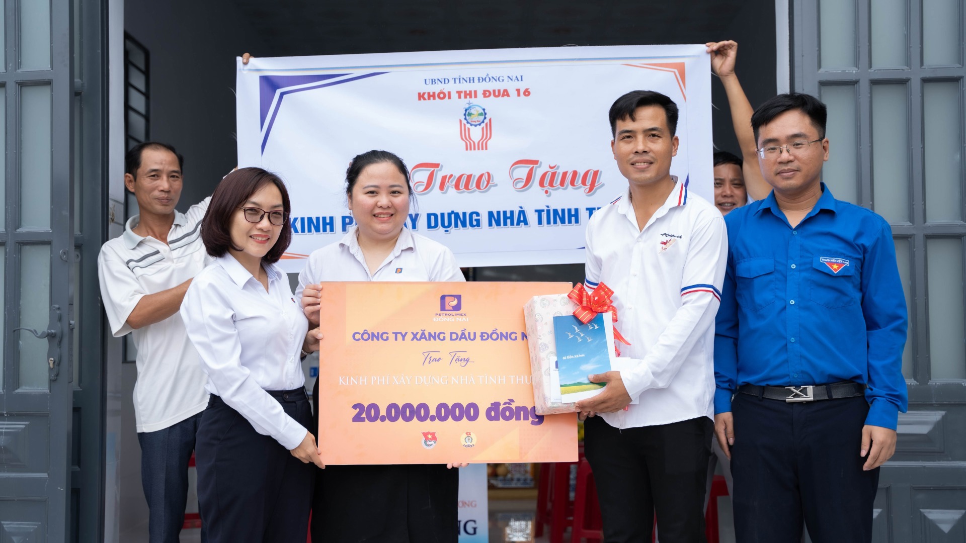 Công ty Xăng dầu Đồng Nai: Phối hợp với Khối thi đua 16 trao tặng kinh phí xây dựng nhà tình thương cho CNCNV Công ty