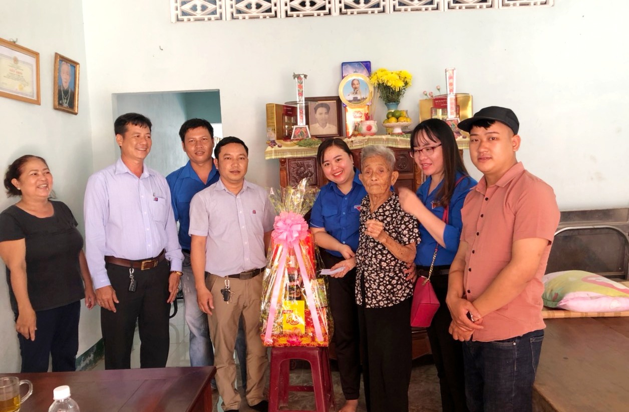 Petrolimex Đồng Nai tri ân Mẹ VNAH Võ Thị Anh và gia đình thân nhân liệt sĩ