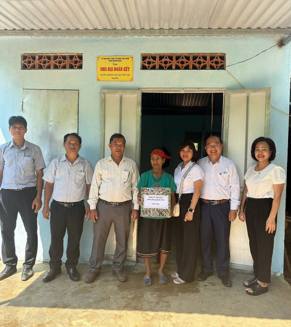Petrolimex Quảng Ngãi bàn giao nhà “Đại đoàn kết”