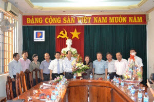 Lãnh đạo tỉnh chúc mừng Petrolimex Quảng Ngãi nhân Ngày Doanh nhân Việt Nam (13/10)