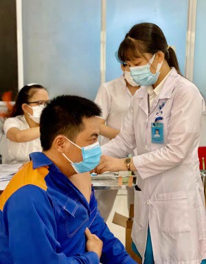 Petrolimex Quảng Ngãi tiêm vắc xin phòng Covid-19 cho CBCNV-NLĐ Công ty