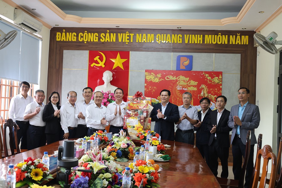 Lãnh đạo UBND tỉnh Quảng Ngãi thăm, chúc Tết Petrolimex Quảng Ngãi