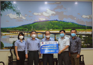 Petrolimex Quảng Ngãi ủng hộ 57.856.000 đồng phòng, chống dịch COVID-19