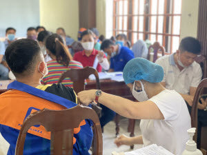 Petrolimex Quảng Ngãi tiêm mũi tăng cường (mũi 4) vắc xin phòng Covid-19 cho CBCNV-NLĐ