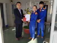 Lãnh đạo Công ty thăm chúc tết và tặng quà cho người lao động