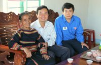Thăm hỏi, biếu quà Bà Mẹ Việt Nam anh hùng nhân ngày 27/7