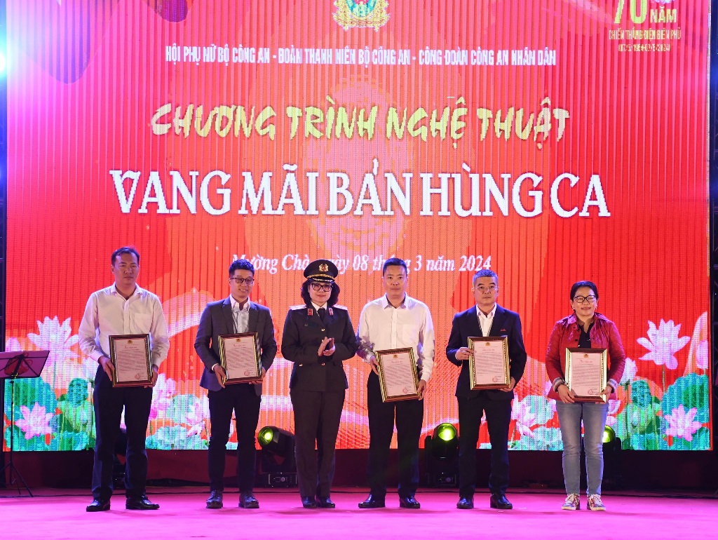 Trao tặng 02 nhà tình nghĩa cho gia đình chính sách Huyện Mường Chà