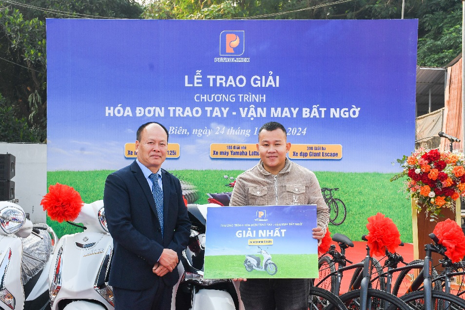 Petrolimex Điện Biên trao thưởng Chương trình khuyến mại “Hóa đơn trao tay – vận may bất ngờ ”