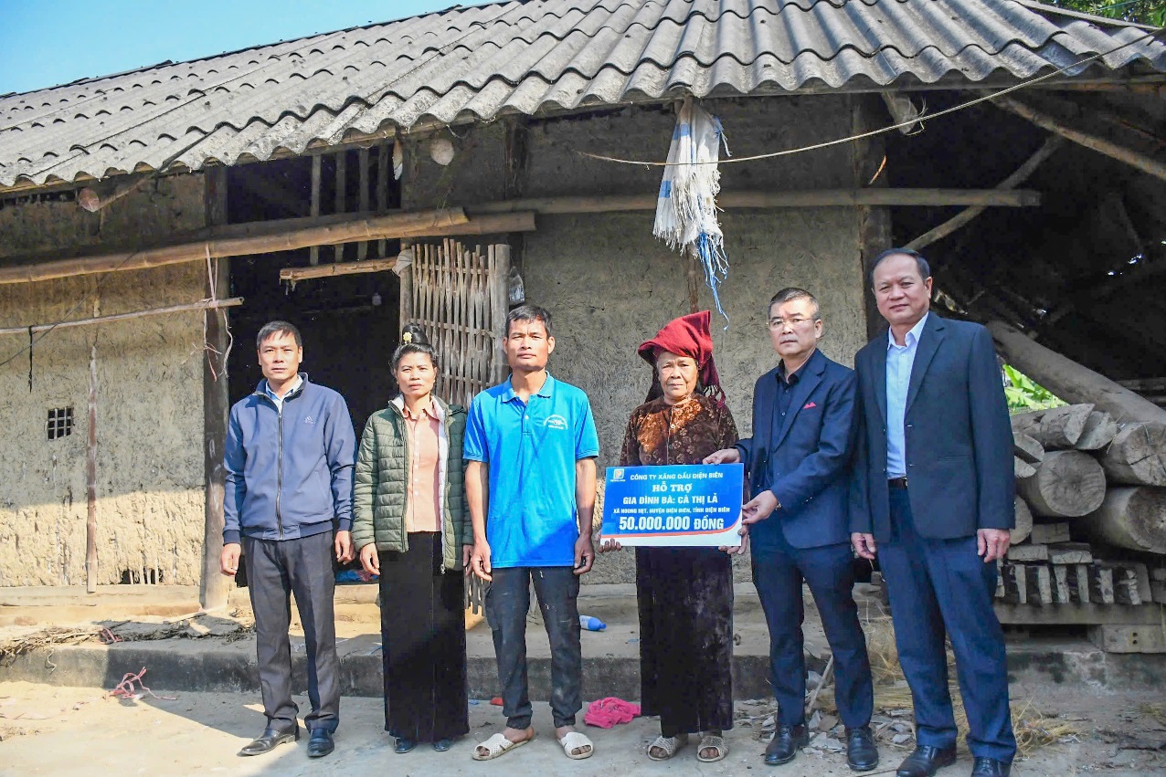 Trao 50 Triệu Đồng Hỗ Trợ Xây Nhà Mới Cho Gia Đình Chính Sách Tại Điện Biên