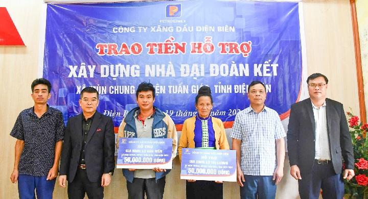 Công ty Xăng dầu Điện Biên trao tặng tiền hỗ trợ xây dựng nhà Đại đoàn kết tại xã Mùn Chung