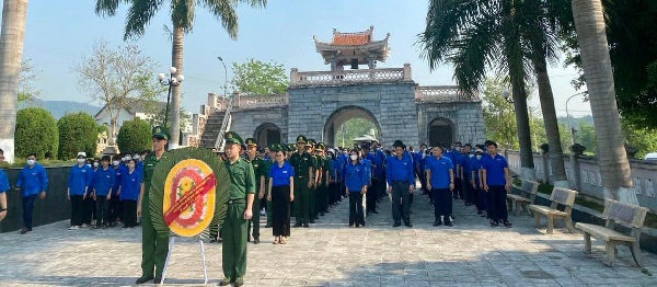 Đoàn thanh niên Petrolimex Điện Biên thắp hương tri ân các anh hùng, liệt sỹ