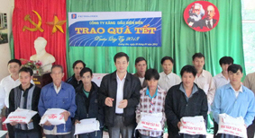 Tin ảnh: Tặng quà 30 hộ nghèo xã Quảng Lâm đón Tết