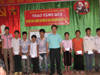 Trợ cấp 2 học sinh xã Quảng Lâm