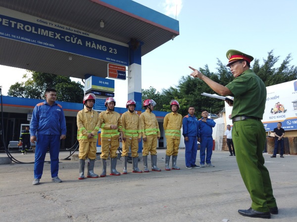Diễn tập PCCC & CNCH tại petrolimex - cửa hàng 23