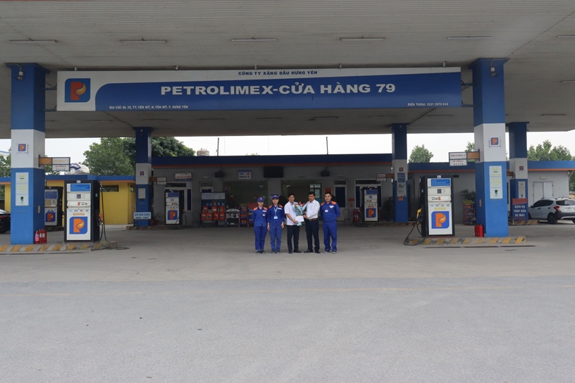 Thừa ủy quyền của Tập đoàn xăng dầu Việt Nam Công ty Xăng dầu Hưng Yên tổ chức trao thưởng thi đua thanh toán một chạm qua thẻ Visa cho CBCNV-NLĐ Petrolimex-Cửa hàng 79