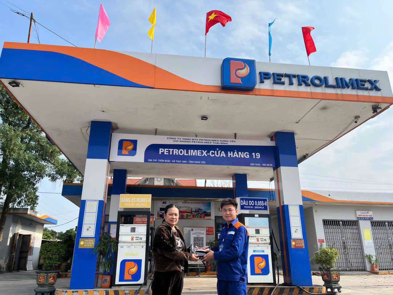 NHÂN VIÊN PETROLIMEX CỬA HÀNG SỐ 19 NHẶT ĐƯỢC TÀI SẢN, TRAO TRẢ NGƯỜI ĐÁNH RƠI