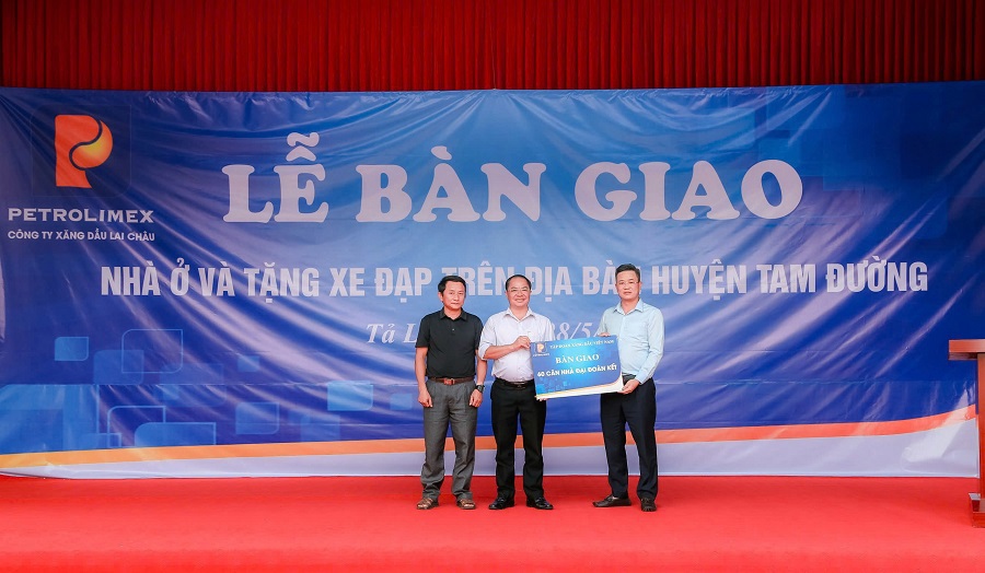 Petrolimex Lai Châu bàn giao 60 căn nhà và tặng 50 cái xe đạp trên địa bàn huyện Tam Đường tỉnh Lai Châu