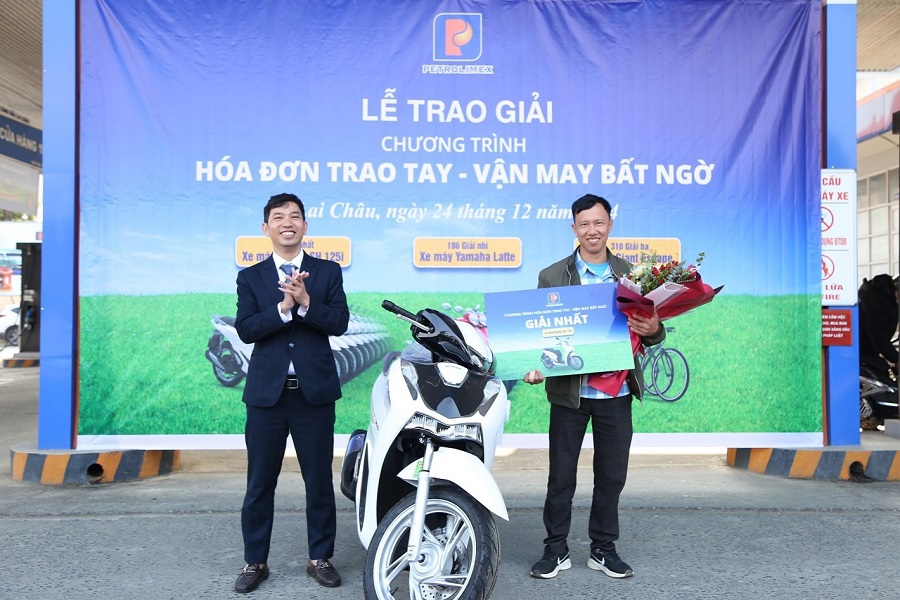 Công ty Xăng dầu Lai Châu trao thưởng chương trình “Hóa đơn trao tay - vận may bất ngờ”