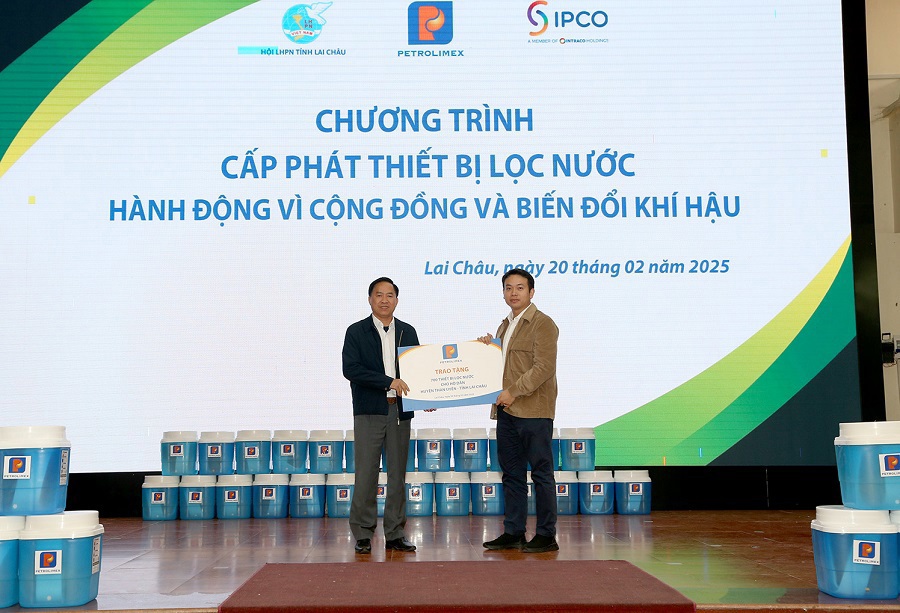 Petrolimex trao 700 bình lọc nước tặng người dân huyện Than Uyên tỉnh Lai Châu