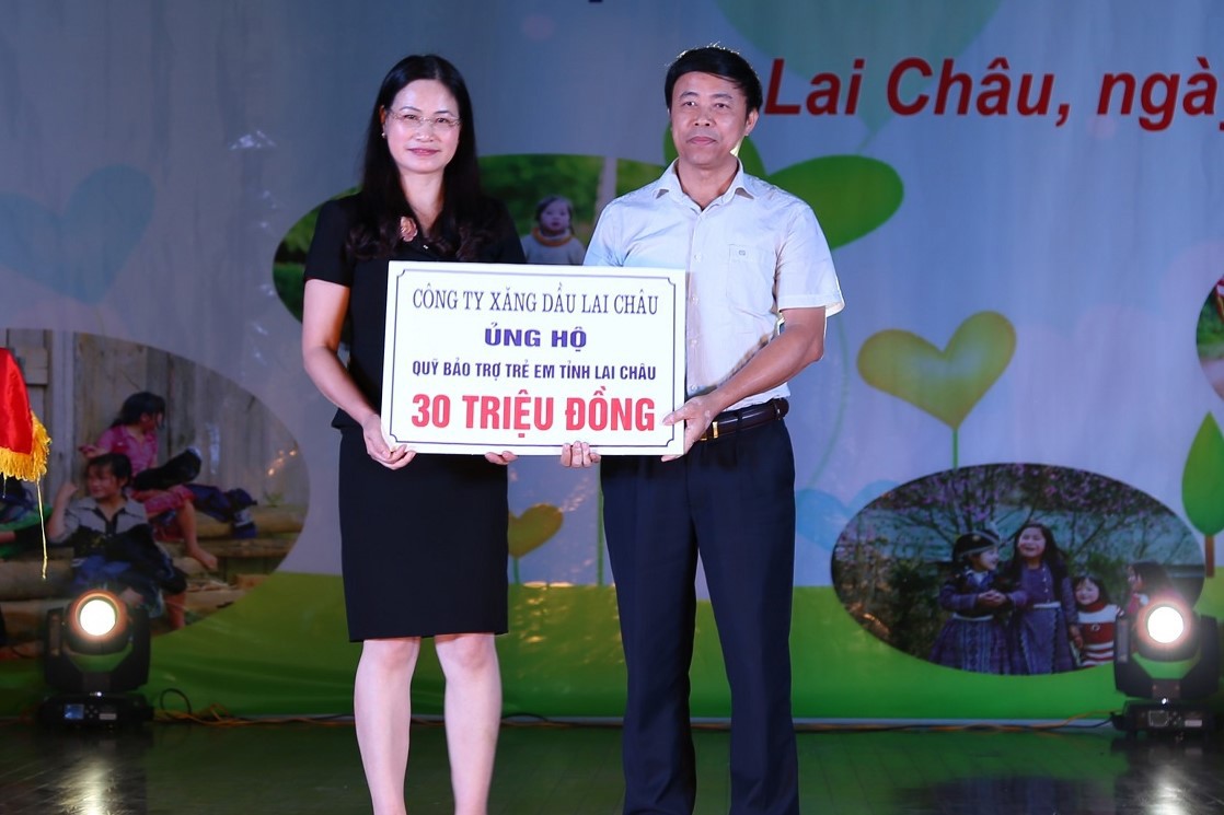 Petrolimex Lai Châu trao 30 triệu ủng hộ Quỹ bảo trợ trẻ em Tỉnh Lai Châu