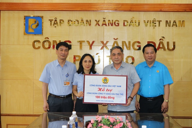 CĐ Petrolimex trao 100 triệu hỗ trợ cho CNVC-LĐ Xăng dầu Phú Thọ nhân tháng công nhân năm 2020.