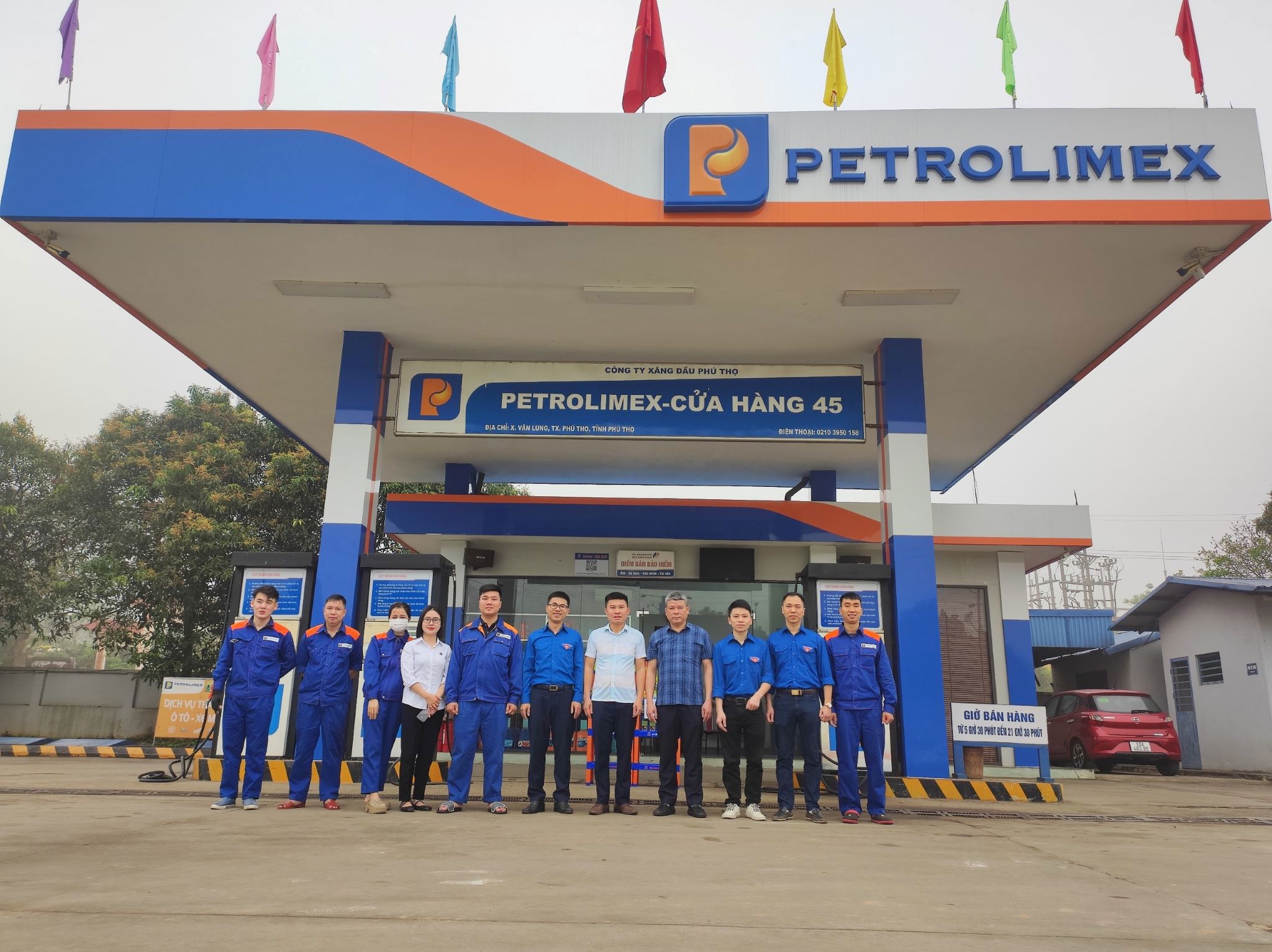 Đoàn Thanh niên Công ty Xăng dầu Phú Thọ ra quân dọn dẹp vệ sinh, trồng cây tại Petrolimex – Cửa hàng 45