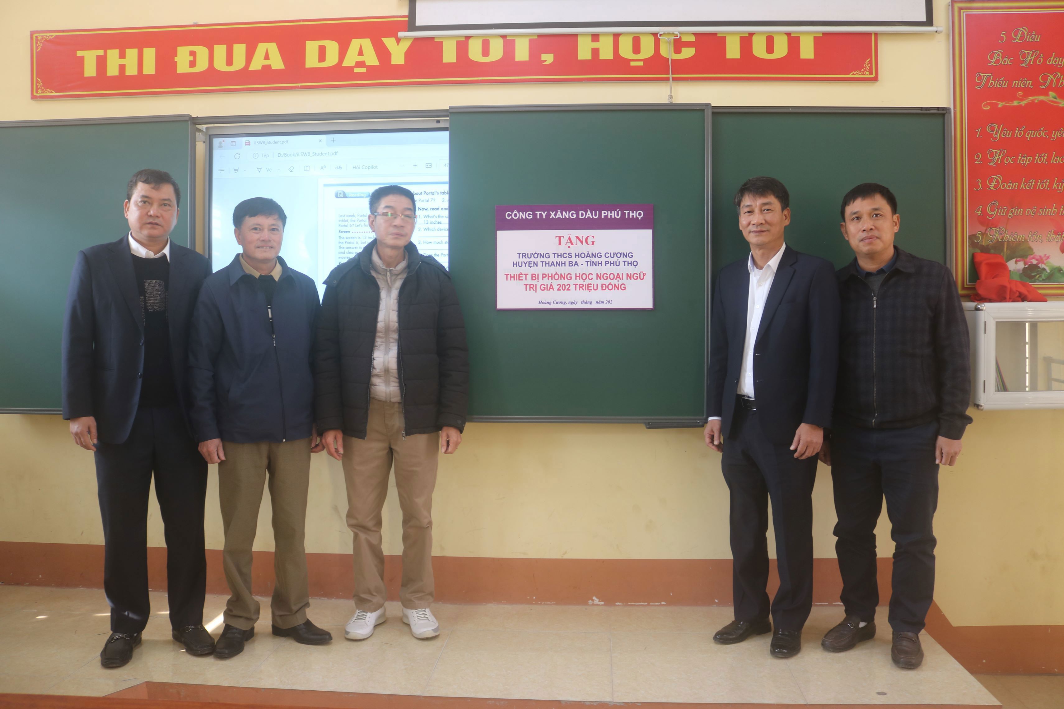 Công ty Xăng dầu Phú Thọ trao tặng thiết bị Phòng học Ngoại ngữ tại Trường THCS Hoàng Cương – Huyện Thanh Ba
