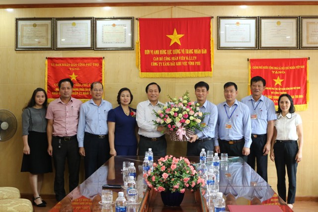 Lãnh đạo tỉnh Phú Thọ chúc mừng Petrolimex Phú Thọ nhân ngày Doanh nhân Việt Nam