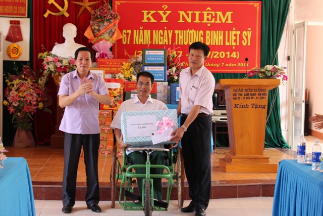 Thăm, tặng quà Trung tâm Nuôi dưỡng người có công Phú Thọ
