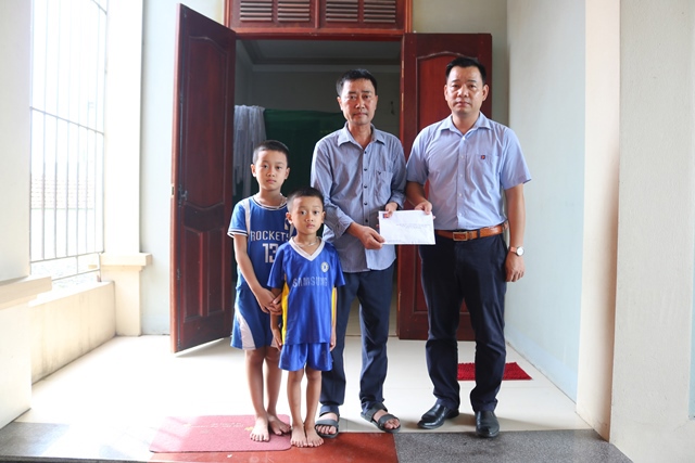 Trao tiền quyên góp hỗ trợ gia đình chị Phượng