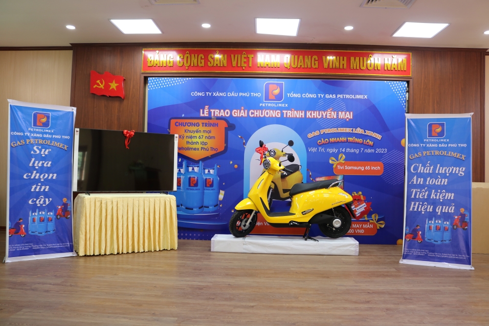 Trao thưởng Chương trình khuyến mại "Gas Petrolimex lửa xanh - Cào nhanh trúng lớn"