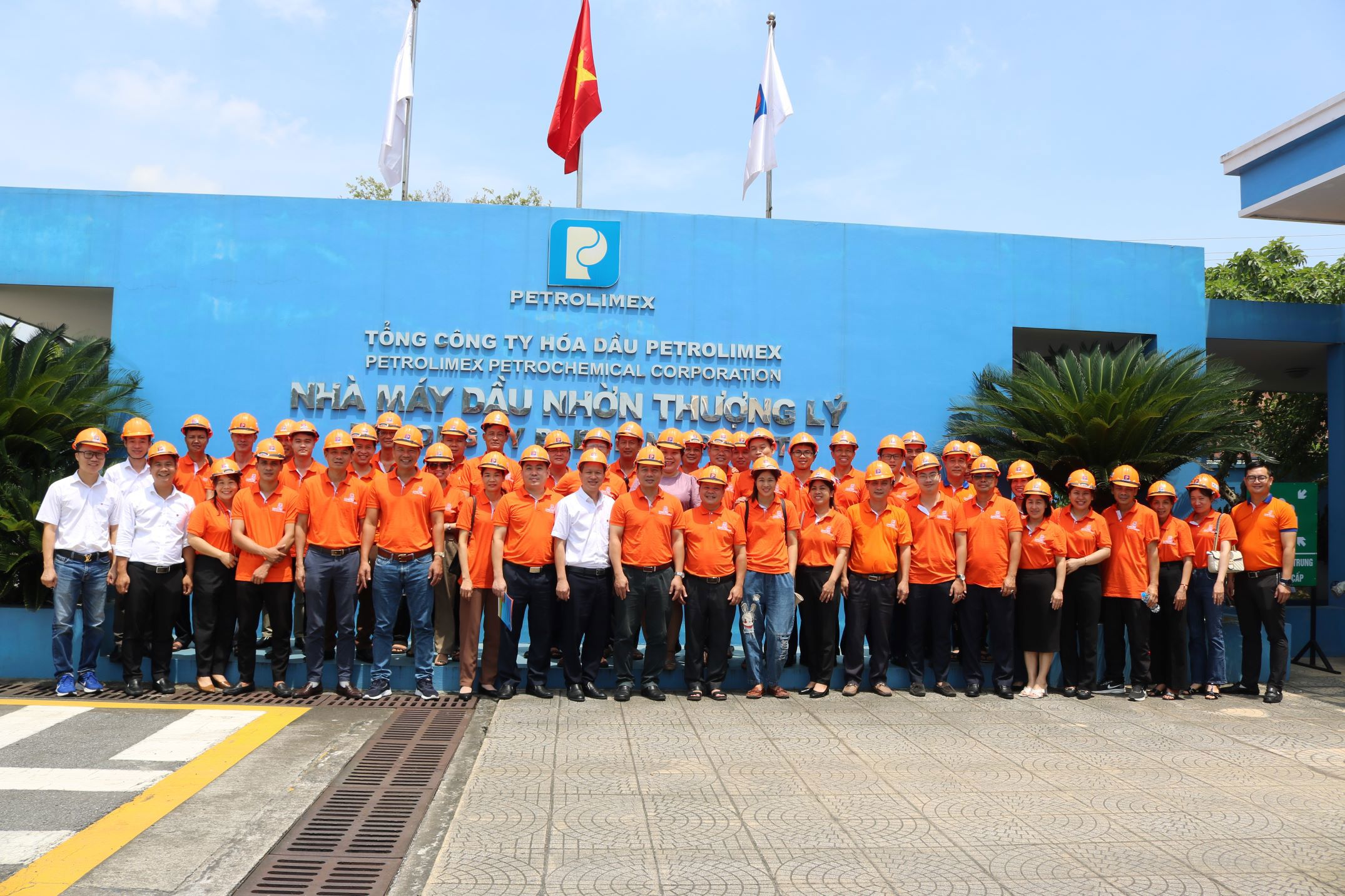 Trao thưởng cho các Nhân viên bán hàng xuất sắc trong kinh doanh DMN Petrolimex 6 tháng đầu năm 2023