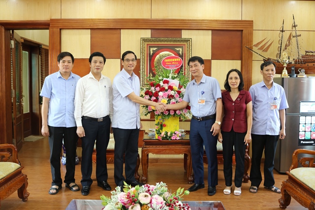 UB MTTQ Việt Nam tỉnh Phú Thọ tặng hoa Petrolimex Phú Thọ ngày Doanh nhân Việt Nam