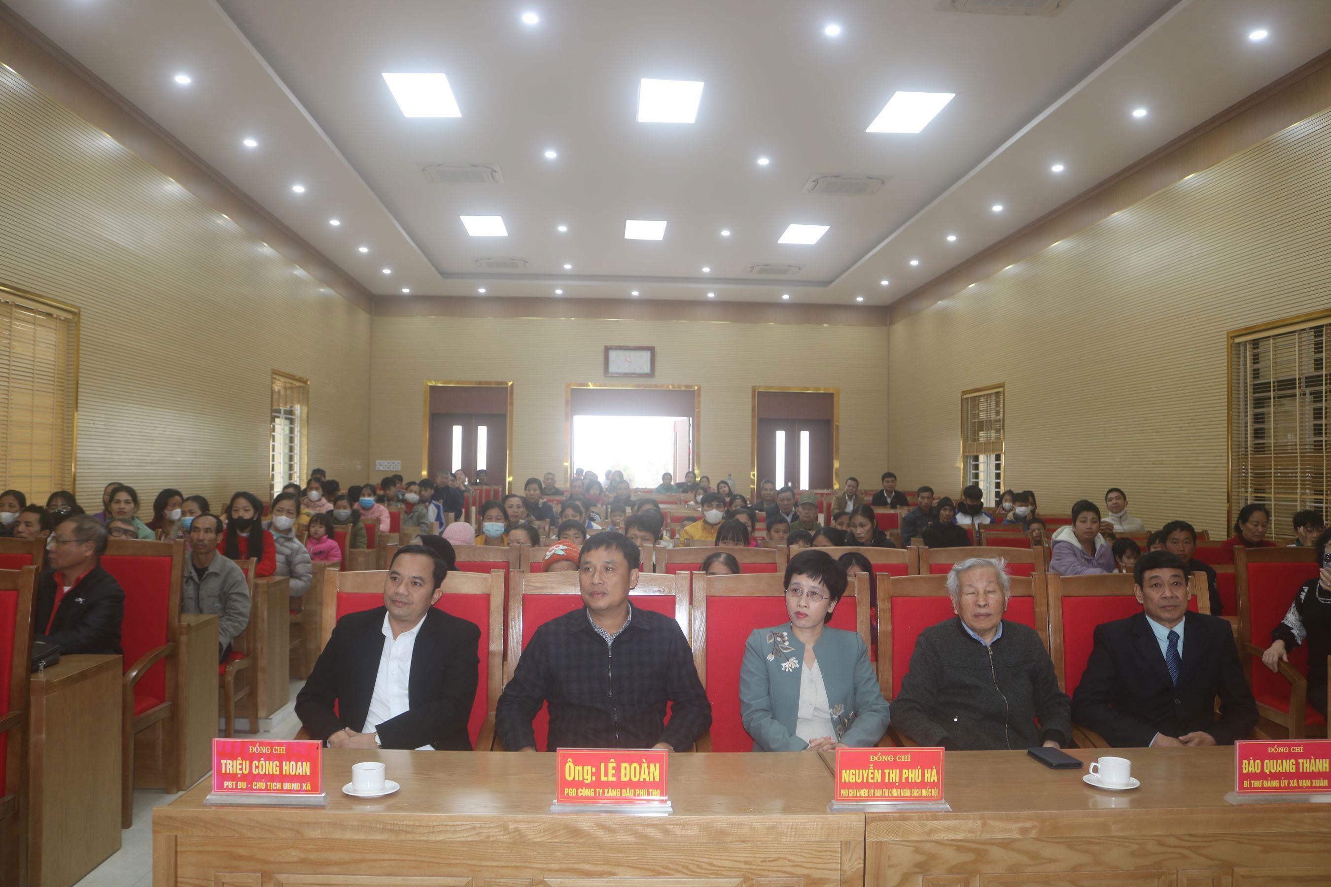 Tập đoàn Xăng dầu Việt Nam tặng quà cho học sinh học giỏi thuộc hộ nghèo và cận nghèo trên địa bàn Huyện Tam Nông, Tỉnh Phú Thọ