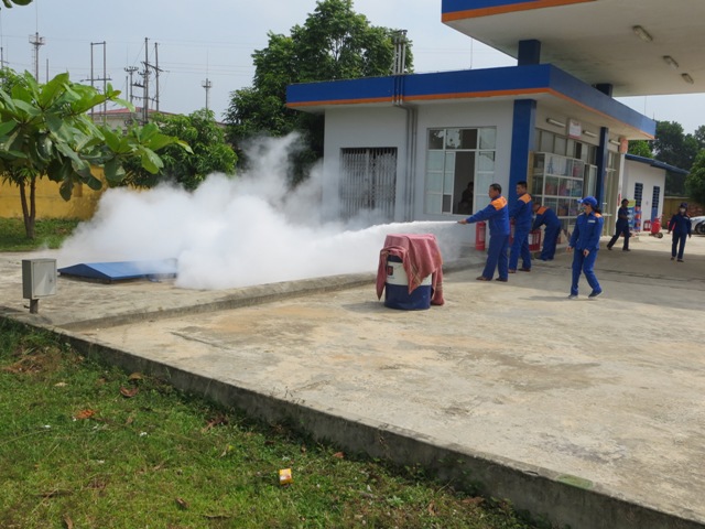 Diễn tập PCCC tại cửa hàng xăng dầu số 45